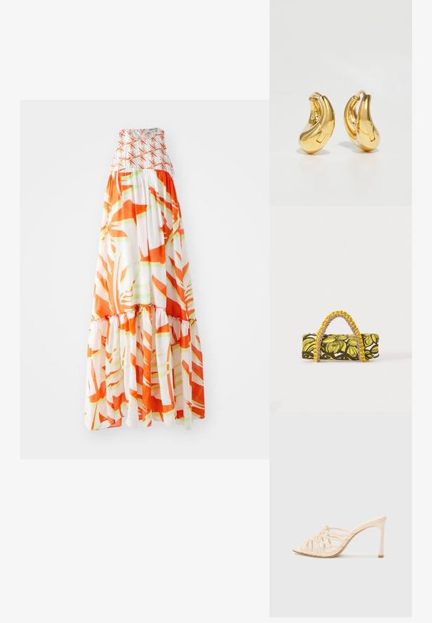 Maxikleid mit einem gerafften Oberteil, das ein abstraktes orange-grünes Muster auf weißem Hintergrund und einen gerüschten Saum aufweist.; Beige High Heels mit einem Riemen-Design. Sie verfügen über eine quadratische Spitze, eine glatte Oberfläche und einen schlanken Absatz mit einem goldenen Akzent an der Basis.; Rechteckige Tasche mit gelbem und schwarzem Blumenmuster und geflochtenem gelb-pinkem Griff auf weißem Hintergrund.; Goldene Creolen mit einer glatten, geschwungenen Form und polierter Oberfläche. Mit einem Verschlussmechanismus und leichten Einkerbungen für Details.