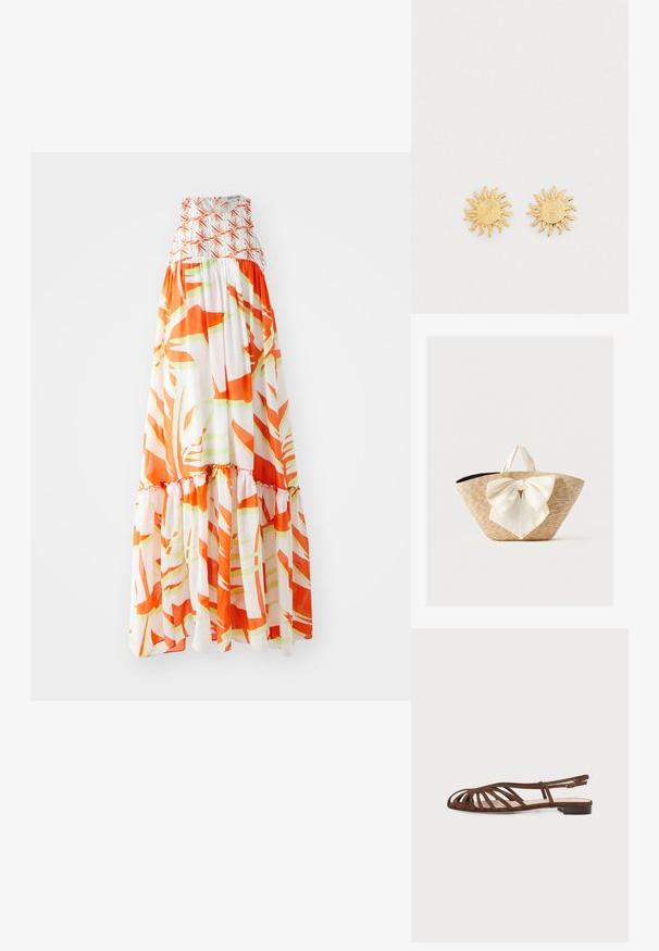 Maxi-jurk met een smocked lijfje, voorzien van een abstract oranje en groen patroon op een witte achtergrond en een ruffelzoom.; Bruine platte sandaal met meerdere dunne bandjes en een kleine gesp bij de enkel op een lichte achtergrond.; Gevlochten strooien draagtas met crèmekleurige stoffen handvatten en een grote decoratieve crèmekleurige strik aan de voorkant, op een effen achtergrond.; Gouden oorbellen in de vorm van de zon, met spiraalvormige centra en golvende stralen, gemaakt van metaal met een gepolijste afwerking. Geen extra versieringen.
