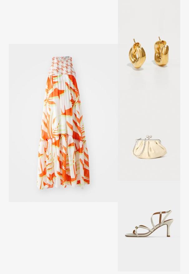 Maxikleid mit einem gerafften Oberteil, das ein abstraktes orange-grünes Muster auf weißem Hintergrund und einen gerüschten Saum aufweist.; Beige High-Heel-Sandale mit dünnen überkreuzten Riemen und einer kleinen goldenen Dekorkugel in der Nähe des Zehenbereichs.; Faltige beigefarbene Ledertasche mit einem silbernen Metallrahmen, ausgestattet mit zwei runden dekorativen Verschlüssen und einem silbernen Kettenriemen.; Fette goldene Creolen mit einem leicht verdrehten, röhrenförmigen Design und Steckverschlüssen auf einem weißen Hintergrund.