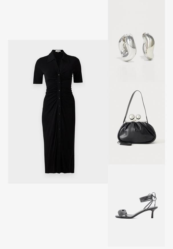 Schwarzes Kleid mit kurzen Ärmeln, Knopfleiste und Raffung. Aus glattem Stoff, knielang mit taillierter Silhouette.; Graue Leder-Pumps mit Absatz, verknotetem Riemen über den Zehen und Wickelriemen um den Knöchel auf schlankem, mittelhohem Absatz vor weißem Hintergrund.; Schwarze Ledertasche mit gerafftem Design, einem einzelnen Riemen, silbernem Metallrahmen und zwei großen runden silbernen Verschlüssen.; Silberne skulpturale Ohrringe mit glatten, geschwungenen Formen und reflektierenden Oberflächen. Sie verfügen über ein geschlossenes Ringdesign und eine ausgeprägte organische Form.