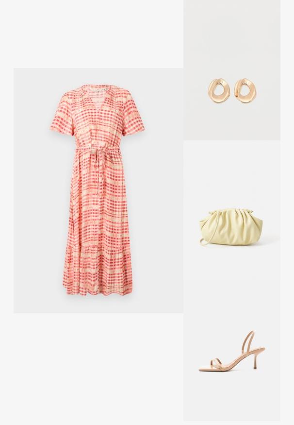Lichtgewicht, knie-length jurk met een V-hals, korte mouwen en een strik taille. Patroon in rode en roze geblokte vierkanten met een rucheszoom.; Beige sandaal met hoge hak en dunne bandjes over de tenen en rond de hiel, met een vierkante neus en een smalle naaldhak op witte achtergrond.; Geel geplooide handtas van soepel nepleer, met een zachte vorm, een enkele schouderriem en een verzameld ontwerp aan de bovenkant.; Set van onregelmatig gevormde, gepolijste hoepel oorbellen van goudkleurig metaal met een open midden op een effen witte achtergrond.