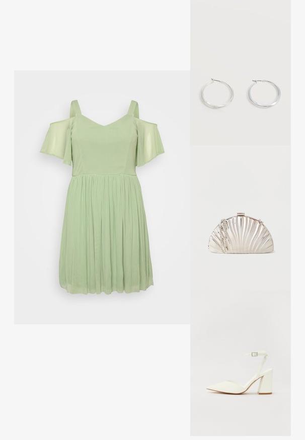 Lichtgroene jurk met off-shoulder mouwen, V-hals, en een geplooide rok. Gemaakt van een zachte, vloeiende stof met een gladde textuur.; Witte hakken sandaal met een puntige neus, verstelbaar enkelbandje en een stevige vierkante hak. Gladde textuur met minimale stiksels.; Metalen zilveren clutch in de vorm van een schelp met een zilveren kettingriem losjes aan de zijkant gehangen.; Zilverkleurige metalen creolen oorbellen met een glad, licht gebogen oppervlak en sluitingen met haaksluiting op een effen witte achtergrond.