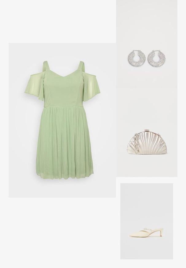 Lysegrøn kjole med off-shoulder ærmer, V-hals og samlet skørt. Lavet af blødt, flydende materiale med en glat tekstur.; Dolce Vita KANIKA PEARL - Pumps - vanilla; Metallisk sølv clutch-taske formet som en muslingeskal med en sølvkæde hængende på siden.; Sølvøreringe med flere klare krystaludsmykninger, med en struktureret overflade og et åbent rundt design.