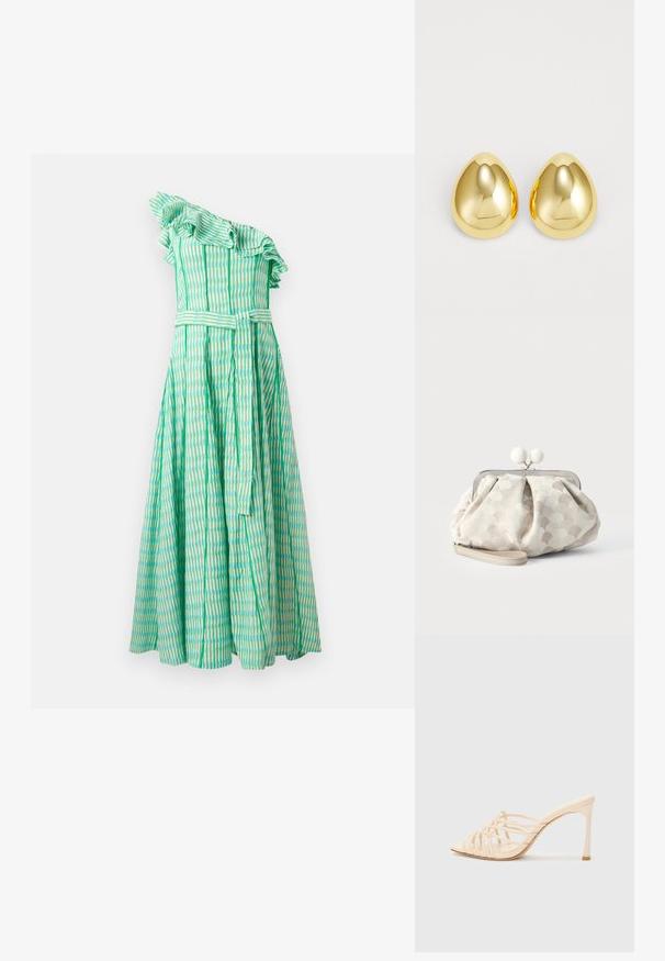 Eén-schouder groene jurk met golvende ruffles, verticale strepen in verschillende tinten groen en blauw, en een bijpassende riem in de taille.; Beige hoge hakken mules met een gespsluiting. Beschikt over een vierkante neus, een gladde textuur en een slanke hak met een gouden accent aan de basis.; Kleine beige clutch met gestructureerde stippenstof, zilveren frame, ronde witte gesp en afneembare polsband op een effen achtergrond.; Gouden studoorbellen met een gladde, gepolijste afwerking en een druppelvorm, die licht reflecteren voor een glanzende uitstraling.
