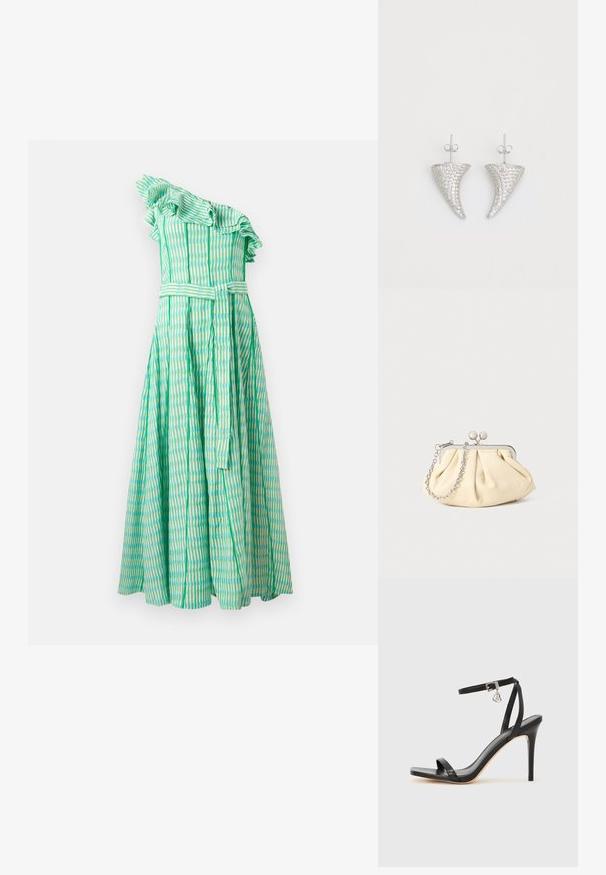 Vestido verde de un solo hombro con volantes ondulados, rayas verticales en diferentes tonalidades de verde y azul, y un cinturón a juego en la cintura.; Sandalia de tacón alto negra con una estrecha correa en el tobillo, punta cuadrada, material de cuero liso y detalle de hebilla metálica.; Clutch de cuero beige plisado con un marco de metal plateado, que cuenta con dos broches decorativos redondos y una correa de cadena plateada.; Pendientes en forma de cuerno plateado, engastados con pequeñas piedras transparentes, que cuentan con un cierre trasero para su sujeción. Textura suave y acabado metálico.