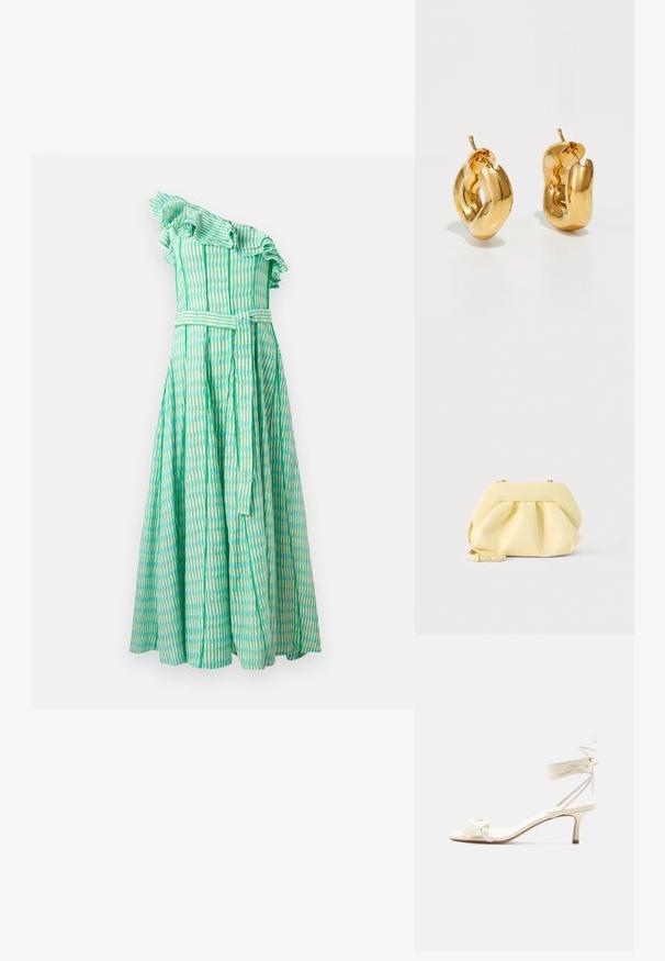 Vestido verde de un solo hombro con volantes ondulados, rayas verticales en diferentes tonalidades de verde y azul, y un cinturón a juego en la cintura.; Sandalia de tacón bajo color crema con lazos alrededor del tobillo y una amplia tira retorcida sobre los dedos, sobre un fondo blanco liso.; Bolso de mano de cuero amarillo suave con diseño fruncido y una correa desmontable, sobre un fondo claro y liso.; Pendientes de aro grueso en oro con un diseño tubular ligeramente retorcido y cierre de presión, sobre un fondo blanco.