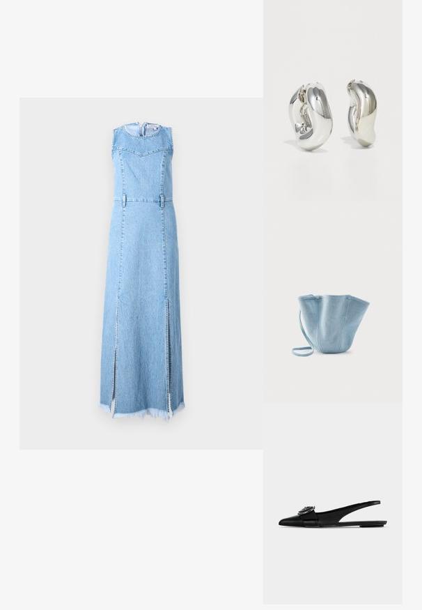 Denim maxi kjole i lys blå, ærmeløs design med rund halsudskæring, med to sidelæg og frynset kantdetalje.; Sort læder spids tå slingback flad med en bred rem og rund metal spænde detalje på toppen.; Lyseblå stofhåndtaske med lang strop, bred åbning øverst og stikninger i lodrette sømme, sat mod en ensfarvet hvid baggrund.; Sølvskulpturelle øreringe med glatte, buede former og reflekterende overflader. Har et lukket hoop-design og en markant organisk form.