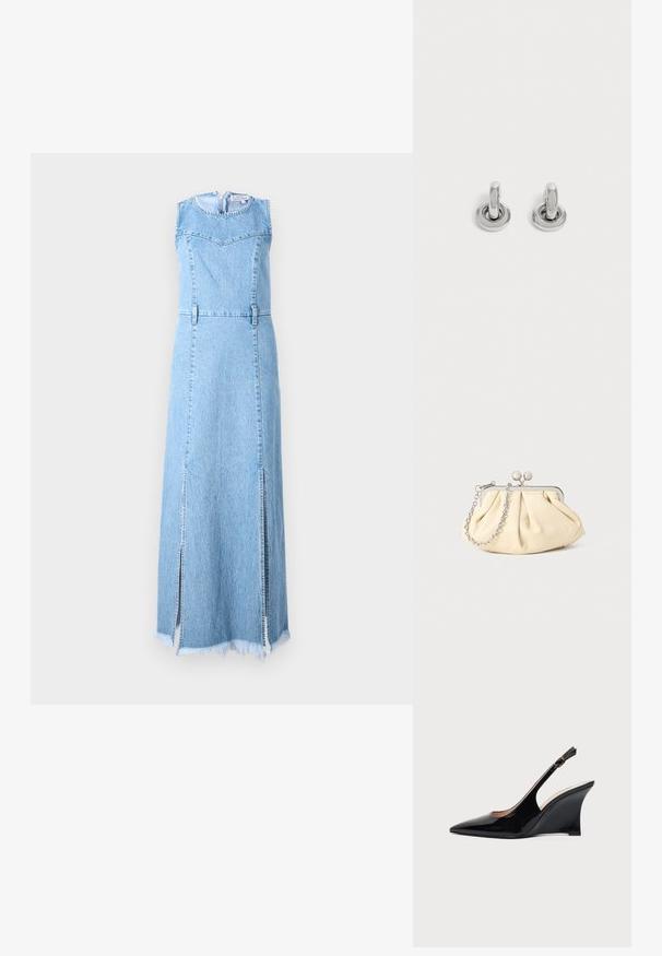Denim maxi kjole i lys blå, ærmeløs design med rund halsudskæring, med to sidelæg og frynset kantdetalje.; Sort laklæder kilehæl sandal med spids tå og justerbar ankelrem på hvid baggrund.; Plisseret beige læderclutch med en sølvmetalramme, der har to runde dekorative låse og en sølvkædetrasporte.; Par små, skinnende sølv hoops med rund base, vist på en ensfarvet lys baggrund.