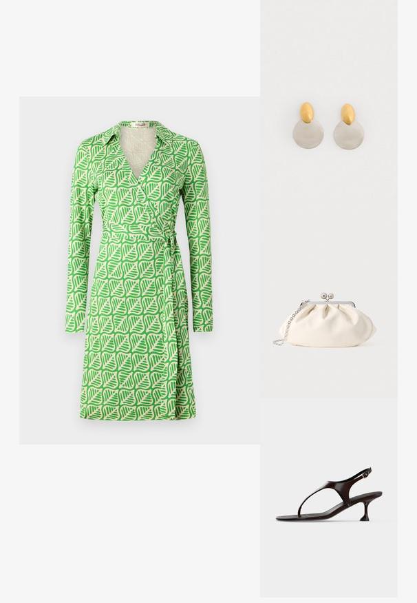 Wikkeljurk met een bladpatroon in groen en beige, gemaakt van een lichte stof, met een kraag en lange mouwen.; Donkerbruine lakleren slingbacksandaal met kittenheel en teenbandje op witte achtergrond.; Crèmekleurige stoffen clutch met een geplooid ontwerp, een zilverkleurig metalen frame, twee decoratieve balletjes en een zilveren kettingriem.; Gouden en zilveren metalen oorbellen met een ronde schijfbasis en een ovale bovenstuk, gladde textuur en gepolijste afwerking.