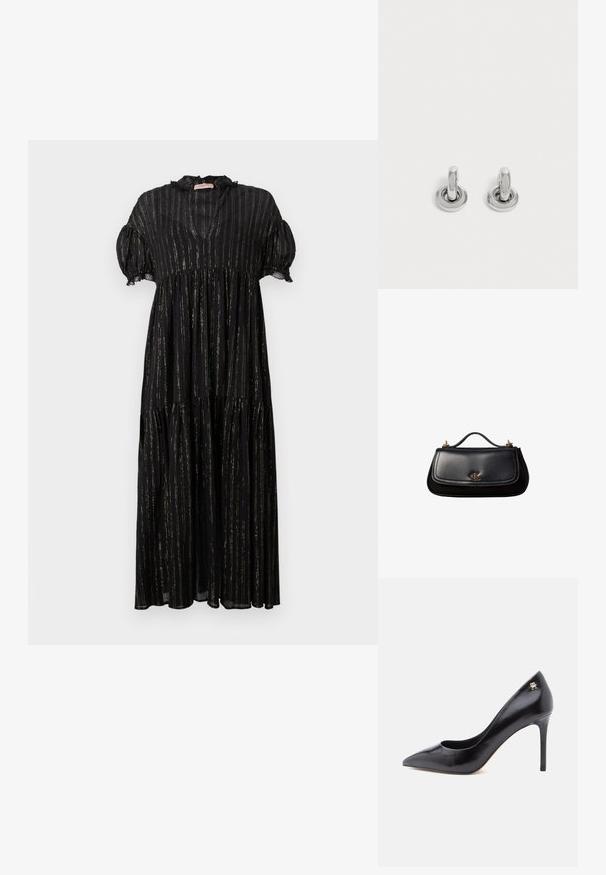 Vestido negro con mangas cortas abullonadas, escote en V y diseño en capas. Presenta rayas doradas verticales y detalles de encaje a lo largo del escote.; Zapato de tacón alto de cuero negro con punta puntiaguda, con un diseño recortado y un pequeño detalle de logo dorado en el talón.; Bolso de mano negro de piel con un asa pequeña, logo "cK" en tono dorado en la solapa frontal y detalles de herrajes dorados.; Par de pequeños pendientes de aro plateados brillantes con base redonda, exhibidos sobre un fondo claro y liso.