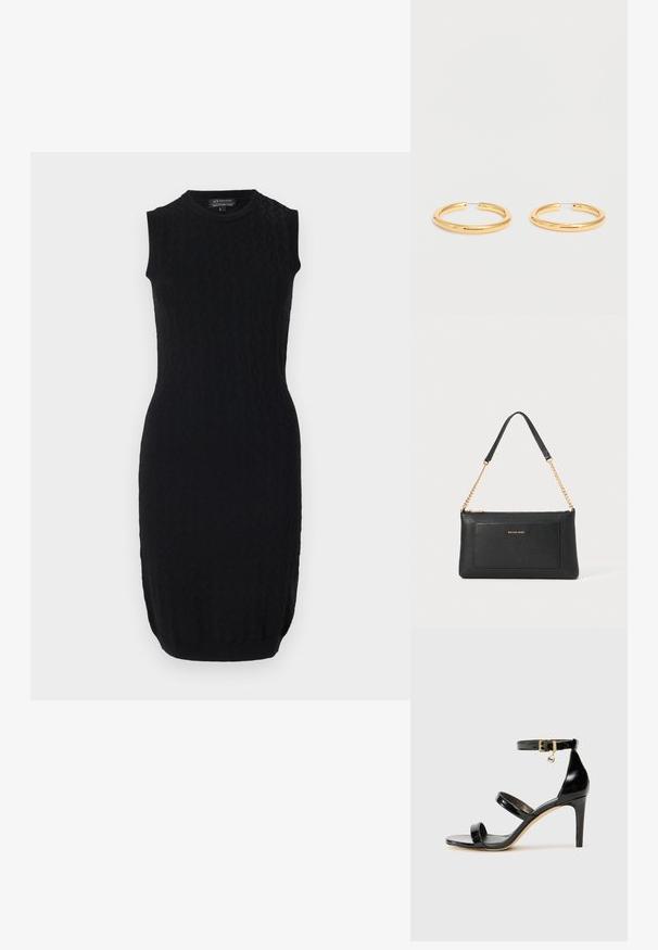 Schwarzes ärmelloses Kleid mit taillierter Form, texturiertem Muster und bandierter Säume. Hergestellt aus einem elastischen, gestrickten Material.; Schwarze Lackleder-Sandale mit drei Riemen, Knöchelriemen und 10 cm hohen Stiletto-Absatz. Verfügt über goldfarbene Hardware-Details und ein Logo-Charm.; Schwarze Ledertasche mit einer Kieseloberfläche, goldener Kettenriemen und einer Fronttasche. Auf der Vorderseite befindet sich ein goldenes Logo.; Paar mittelgroße polierte goldene Creolen mit dünnen Drahtverschlüssen vor schlicht weißem Hintergrund.