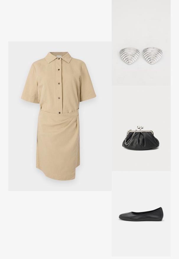 Khaki korte mouw jurk met een knoopsluiting, knopen aan de voorkant, een ceintuur in de taille en een asymmetrische zoom. Gladde katoenen stof.; Zwarte leren ballerina met een ronde neus, gladde textuur, minimale stikdetails en een flexibele zoolontwerp.; Zwarte leren clutch met geplooide textuur, zilverkleurig metalen frame, drukknopsluiting en kettingriem. Glad, zacht oppervlak.; Zilverkleurige oorknoppen met een golvend, getextureerd ontwerp, gevormd als overlappende maanschijven; de gepolijste afwerking versterkt de reflecterende kwaliteiten.