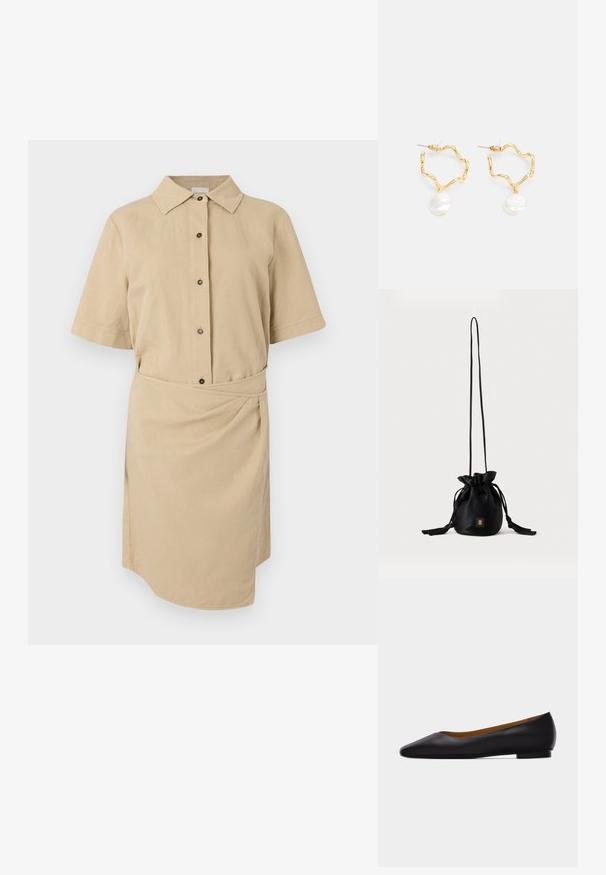 Vestido corto de manga corta color caqui con cuello abotonado, botones en la parte delantera, cintura ceñida con cinturón y dobladillo asimétrico. Tejido de algodón suave.; Zapato plano de punta puntiaguda de cuero negro con tacón bajo y acabado liso, mostrado de perfil sobre un fondo gris claro.; Bolso tipo bucket negro con cordón, con una correa larga y delgada y un pequeño logo cuadrado dorado en la parte delantera, mostrado sobre un fondo liso.; Pendientes de aro en tono dorado con un diseño ondulado, que incluyen un acento de perla blanca colgante. La textura es suave y los aros son ligeros.