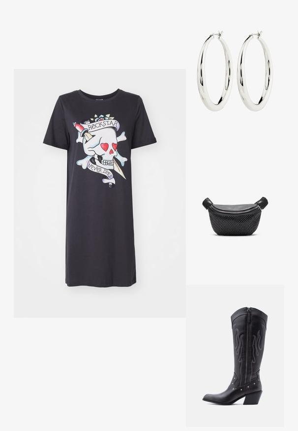 Sort T-shirt kjole med et farverigt kranietryk med hjerter, korslagte ben og teksten "ROCKSTAR NEVER DIES." Korte ærmer, afslappet pasform.; Sorte cowboystøvler i læder med spids tå, synlige sømme, sølvfarvede nitte-detaljer og lynlås på den indvendige side.; Sort håndtaske med en glat læderoverdel og en struktureret bund dækket af sølvnitter, med lynlås lukning og dobbelthåndtag.; Sølv hoops øreringe med en glat, reflekterende overflade. Rund, stor form med en sikker lås øverst. Den polerede finish fremhæver glansen.