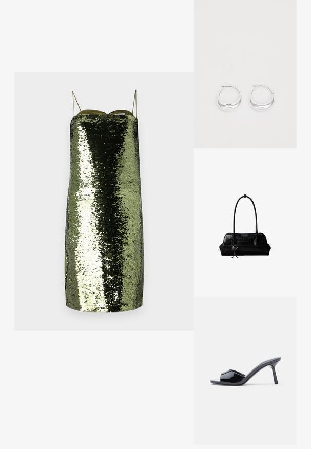 Grünes Paillettenkleid mit geradem Schnitt, dünnen verstellbaren Trägern, einem reflektierenden Material und einer schlanken Silhouette.; Schwarze Sandalen mit Absatz aus Lackleder, offenem Zehenbereich, mit geschwungenem Obermaterial und spitz zulaufendem Stilettoabsatz. Glatte, glänzende Oberfläche.; Schwarze Umhängetasche aus krokodilstrukturiertem Leder mit langen Riemen und einem kleinen silbernen Logocharm an einem Riemen.; Silberne Creolen mit glänzender Oberfläche und DKNY-Logo, vor einem schlichten weißen Hintergrund präsentiert.