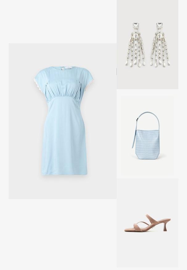 Hofmann Copenhagen CALLISTA - Freizeitkleid - lavender blue; Beiger Veloursleder Open-Toe-Mule mit zwei dünnen Riemen und schlankem, mittelhohem Absatz auf weißem Hintergrund.; Hellblaue Handtasche mit Krokodilstruktur, rechteckiger Form, einem einzelnen oberen Griff und einem seitlich hängenden Riemen vor einem schlichten weißen Hintergrund.; Silberfarbene Chandelier-Ohrringe mit quadratischen Schmucksteinen, runden Perlen und hängenden Kettensträngen, die in tropfenförmigen Charms enden.
