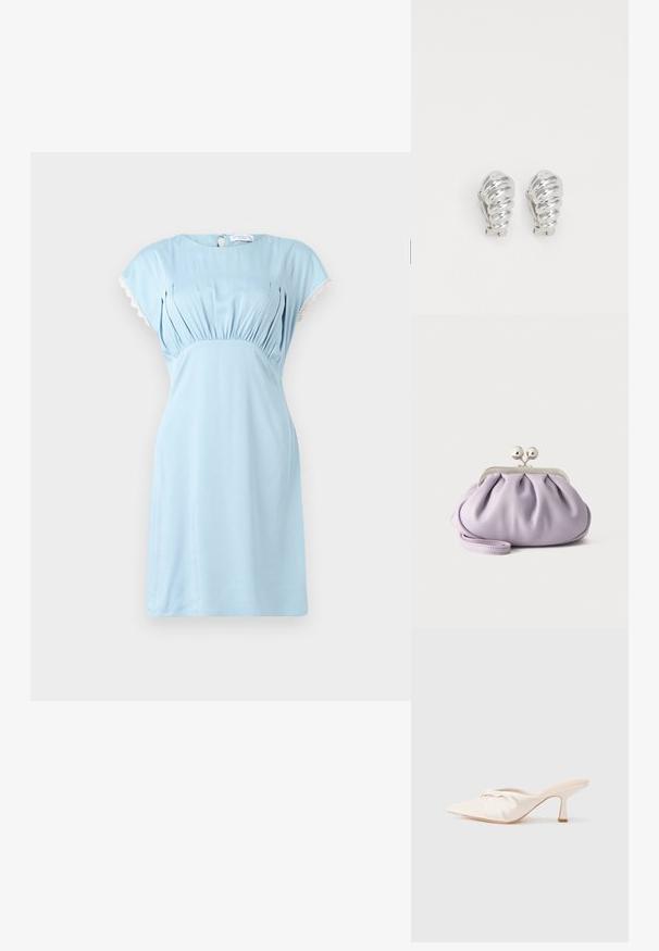 Hofmann Copenhagen CALLISTA - Denné šaty - lavender blue; Dámska otvorená topánka z ľahkej béžovej tkaniny s uzlovým dizajnom vpredu, špicatou špičkou a úzkym, zúženým podpätkom. Celková hladká textura.; Mäkké levanduľové listové puzdro so zvraštenou látkou, strieborným zapínaním kiss-lock a zodpovedajúcim náramkom na jednoduchom svetlom pozadí.; Strieborné klipsňové náušnice so spirálovým dizajnom, s hladkým kovovým povrchom a zaoblenými tvarmi. Bez viditeľných ozdôb či vzorov.