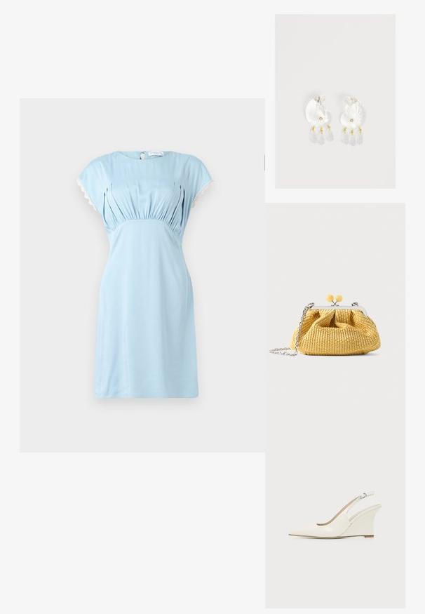 Hofmann Copenhagen CALLISTA - Jurk - lavender blue; Witte lakleren slingback sleehakschoen met puntige neus en verstelbare gesp op effen achtergrond.; Kleine gele geweven handtas met een zilveren frame, twee gele bolklinken en een zilveren kettinghengsel op witte achtergrond.; Duidelijke hars oorbellen in schelpvorm met kleine gouden accenten en drie hangende doorschijnende druppelvormige bedels aan elk oorbel.