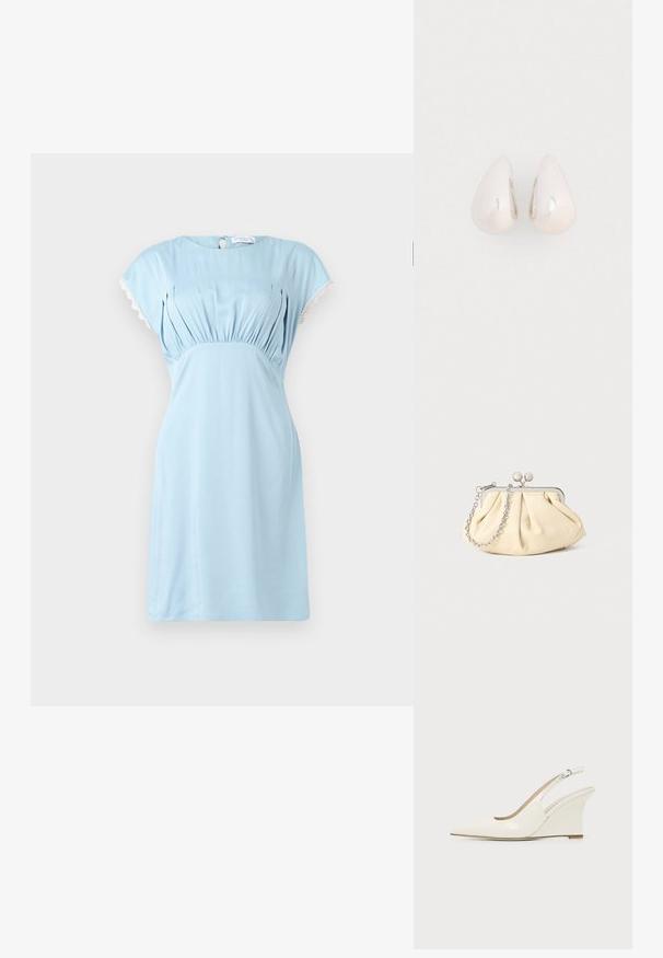 Hofmann Copenhagen CALLISTA - Freizeitkleid - lavender blue; Weißer Slingback Keilabsatz-Schuh aus Lackleder mit spitzer Schuhspitze und verstellbarem Schnallenriemen vor einfarbigem Hintergrund.; Faltige beigefarbene Ledertasche mit einem silbernen Metallrahmen, ausgestattet mit zwei runden dekorativen Verschlüssen und einem silbernen Kettenriemen.; Silberne Metall-Ohrringe in Tropfenform mit einer glatten, reflektierenden Oberfläche, die ein nahtloses Design und keine sichtbaren Verzierungen aufweisen.