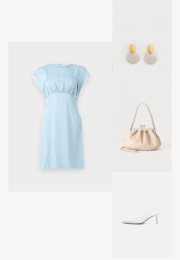 Hofmann Copenhagen CALLISTA - Päevakleit - lavender blue; Valge nahast naiste slingback-tüüpi jalanõu, terava ninaotsaga, madala kitsa kontsaga ja väikese dekoratiivse lipsuga peal, esitatud külgvaates.; Beež pehme nahast käekott hõbedase metallraami klambriga, ühe õlarihma ja valikulise kettpaelaga valgel taustal.; Kuld- ja hõbedametallist kõrvarõngad, millel on ümar diskipõhi ja ovaalne pealmine osa, sile tekstuur ja poleeritud viimistlus.