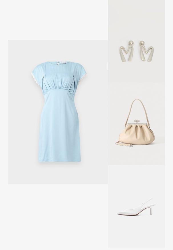 Hofmann Copenhagen CALLISTA - Freizeitkleid - lavender blue; Damen-Slingback-Schuh aus weißem Leder mit spitzer Spitze, niedrigem Kitten-Heel und kleiner dekorativer Schleife oben, seitlich dargestellt.; Beige weiche Lederhandtasche mit silbernem Metallrahmenverschluss, einem Schulterriemen und einem optionalen Kettenriemen auf weißem Hintergrund.; Paar silberfarbene Metallohrringe in Form des kantigen Buchstabens M mit abgerundeten Stegen auf weißem Hintergrund.
