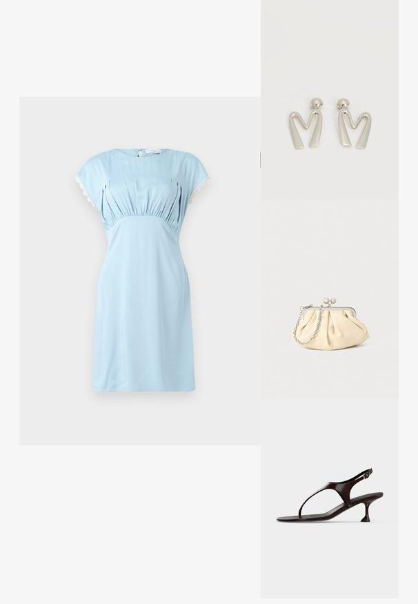 Hofmann Copenhagen CALLISTA - Jurk - lavender blue; Donkerbruine lakleren slingbacksandaal met kittenheel en teenbandje op witte achtergrond.; Geplooide beige leren clutch met een zilveren metalen frame, voorzien van twee ronde decoratieve sluitingen en een zilveren kettingriem.; Paar zilverkleurige metalen oorbellen in de vorm van een hoekige letter M met afgeronde stekers op een witte achtergrond.