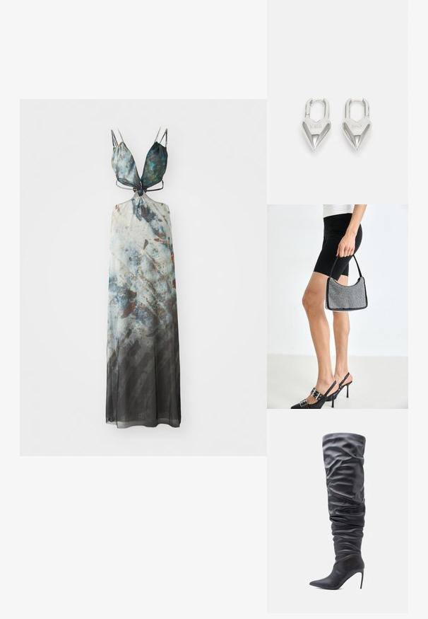 Maxi-jurk met verstelbare spaghettibandjes, voorzien van een abstract patroon in blauwe, grijze en bruine tinten, met een vloeiende doorzichtige stof.; Zwarte kniehoge laars van glad materiaal met een nonchalant ontwerp, puntige neus en hoge naaldhak. Textuur van het oppervlak zichtbaar.; Zwarte beaded handtas met een gebogen silhouet, draaghandvat en glanzende textuur. Draagt bij hoge zwarte hakken en strakke zwarte shorts.; Zilveren hartvormige hangsloten met gegraveerde teksten "JA" en "NEE", gepolijst oppervlak, symmetrisch ontwerp en een robuuste metalen sluiting.