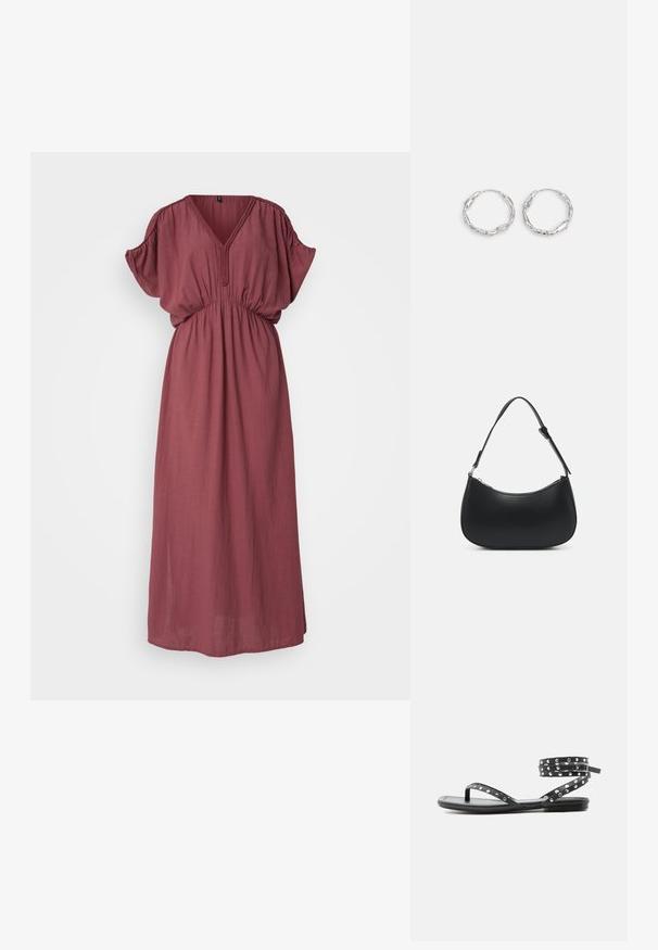 Vestido largo maxi en color burdeos, con escote en V, mangas cortas abullonadas y cintura elástica. Hecho de una tela ligera con una textura suave.; Sandalia plana negra con tiras delgadas, tachuelas plateadas y cierre de hebilla en el tobillo sobre un fondo claro y sencillo.; Pieces PCALUANA SHOULDER BAG - Bolso de mano - black; Pendientes de aro plateados con textura ondulada e irregular. Presentan una forma circular delgada y un acabado reflectante.