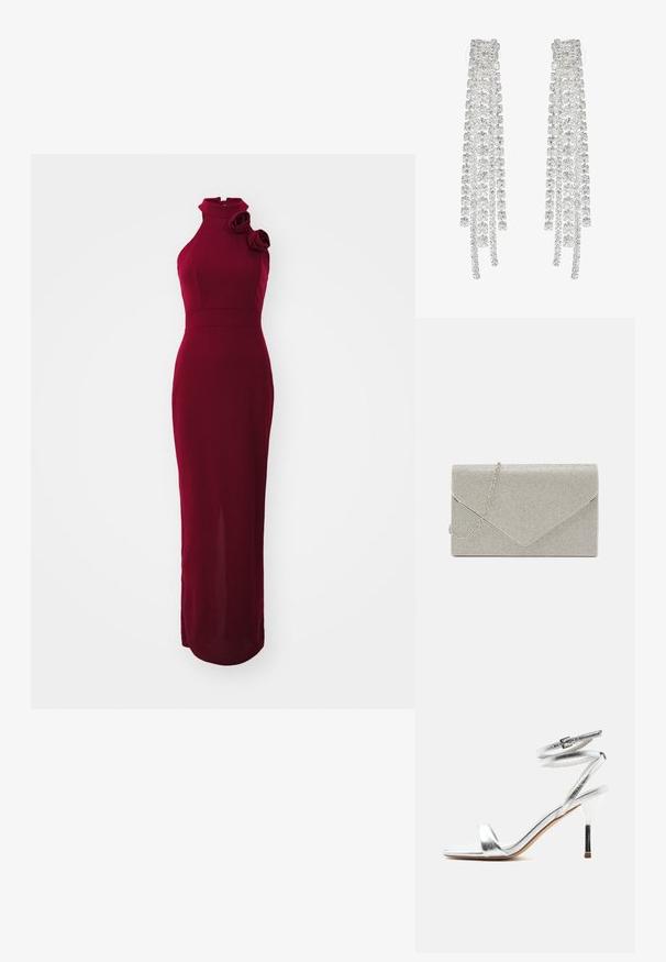 Burgunderfarbenes ärmelloses Kleid mit hohem Kragen, seitlichen Rüschendetails und taillierter Silhouette, aus einem glatten, dehnbaren Stoff gefertigt.; Silberne Sandale mit hohem Absatz und umlaufenden Riemen am Knöchel sowie dünnem Stiletto-Absatz, seitlich auf weißem Hintergrund gezeigt.; Metallisch silberne Clutch mit einem Umschlagdesign, verziert mit einem strukturierten Muster und ausgestattet mit einem abnehmbaren Kettenriemen.; Lange silberne Ohrringe mit einer Vielzahl von klaren, facettierten Kristallen in kaskadierenden Strängen unterschiedlicher Längen und Formen.