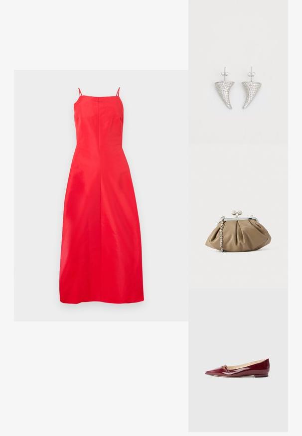 Rotes, ärmelloses Midikleid mit geradem Schnitt und dünnen Trägern, vor einem schlichten weißen Hintergrund.; Burgunderfarbene Lacklederballerinas mit spitzem Zehenbereich, ausgestattet mit einem kleinen Ausschnitt und einem niedrigen Absatz. Glatte Textur und elegantes Design.; Lederclutch in sanftem Beige mit abgerundeter Form, plissierter Textur, silbernem Kissenschloss und abnehmbarem Kettenriemen.; Silberne, hornförmige Ohrringe, besetzt mit kleinen klaren Steinen, mit einem Steckverschluss zur Befestigung. Glatte Textur und metallisches Finish.