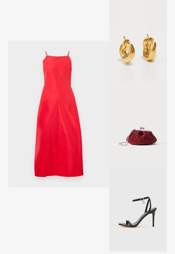Rotes, ärmelloses Midikleid mit geradem Schnitt und dünnen Trägern, vor einem schlichten weißen Hintergrund.; Schwarze High-Heel-Sandale mit schmalem Knöchelriemen, quadratischer Zehenbox, glattem Leder und metallischem Schnallenakzent.; Kleine rote Perlen-Clutch mit silbernem Verschluss und Kettenriemen auf weißem Hintergrund.; Fette goldene Creolen mit einem leicht verdrehten, röhrenförmigen Design und Steckverschlüssen auf einem weißen Hintergrund.