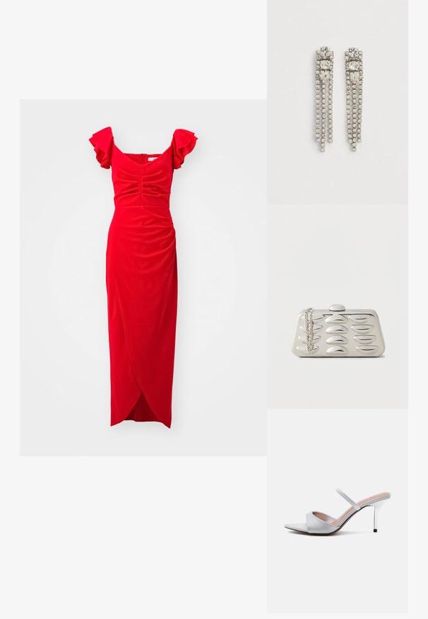 Robe rouge avec des manches courtes à volants, corsage ajusté, texture froncée et jupe style portefeuille. Fabriquée en tissu doux avec une finition lisse.; Mule argentée à talon haut avec bout pointu, large bande pailletée sur les orteils et fine bride sur le dessus du pied, sur fond blanc.; Pochette rectangulaire argentée avec motifs ovales en relief sur le devant et une chaîne argentée drapée sur un coin, sur un fond uni.; Boucles d'oreilles pendantes en argent avec trois grands cristaux carrés en haut et trois filaments de petits cristaux ronds suspendus en dessous.