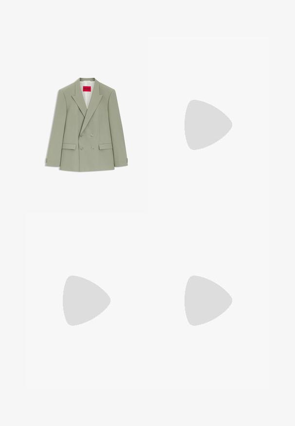 Blazer cruzado verde claro con solapas con muesca, cuatro botones, bolsillos con tapa y una etiqueta roja "Hugo" en el interior del cuello.; Camisa blanca de manga larga con botones, cuello abotonado y puños estándar, mostrada sobre un fondo liso de color gris claro.; Pantalones de chándal negros de tejido suave. Cuentan con una cintura elástica con cordón, piernas ajustadas y sin bolsillos visibles. Diseño sencillo.; Mocasín de cuero negro con suela de goma gruesa, empeine cosido y nombre de la marca en relieve en el talón, mostrado en perfil lateral sobre fondo blanco.