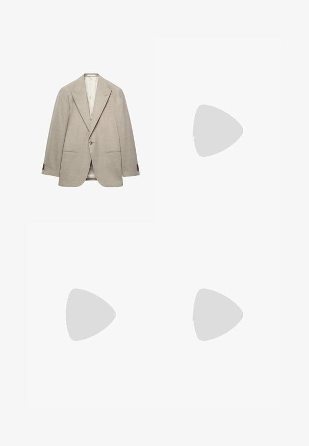 Beige herre blazer med enkelt knaplukning, hakkede reverser, to forlommer og knapper ved manchetterne, vist på hvid baggrund.; Creme langærmet t-shirt lavet af blødt strikket stof. Har en rund halsudskæring og en afslappet pasform uden synlige mønstre eller accenter.; Beige formelle bukser med bæltestropper, sidelommer, knaplukning og lynlås, vist mod en hvid baggrund.; Sort læder slip-on loafer med lav hæl og glat finish vist fra siden på en hvid baggrund.