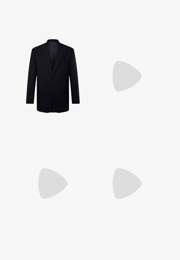 Sort blazer i glat stof, med klapkrave, enkelt knaplukning, brystlomme og to forlommer.; Stribet skjorte i mørkeblå med lyserøde og hvide lodrette striber. Den har lange ærmer, krave og en brystlomme.; Mørkegrå slim fit herrebukser med bæltestropper, forrest lukning med knapper og sidelommer, vist mod en hvid baggrund.; Sort lædersko med snørebånd, der svæver over et tekstureret beige tæppe i en moderne stue med et træbord og bøger.