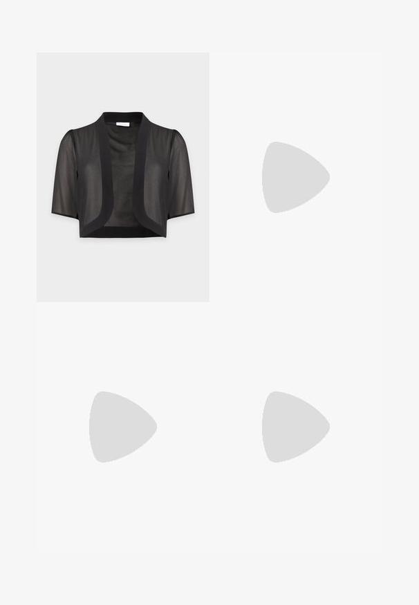 Boléro court noir transparent avec manches au coude et devant ouvert sur fond uni clair.; Robe sans manches en satin noir avec un décolleté en V, silhouette ajustée et longueur en dessous du genou. Texture lisse et design minimaliste.; Sandale noire à lanières avec un bout carré, des liens de cheville réglables et un talon carré fin. Fabriquée en un matériau lisse et durable.; Pochette noire avec une finition lisse et mate, forme arrondie et une chaîne en métal argenté. Comprend un détail de fermoir géométrique sur le dessus.