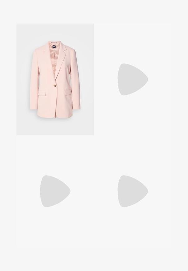 Blazer rose clair au design structuré, avec un bouton doré unique, deux poches avant et un intérieur doublé. Coupe ajustée avec des revers aigus.; Haut halter rose clair en tissu tricoté texturé avec un design enroulé, comportant une bande beige douce à l'arrière pour un ajustement sûr.; Pantalons larges rose avec un design ajusté, présentant un devant plat et des plis soigneusement pressés. Tissu lisse et taille haute.; Chaussure slingback en cuir noir à bout pointu avec un talon bloc haut et une doublure intérieure beige sur un fond clair uni.