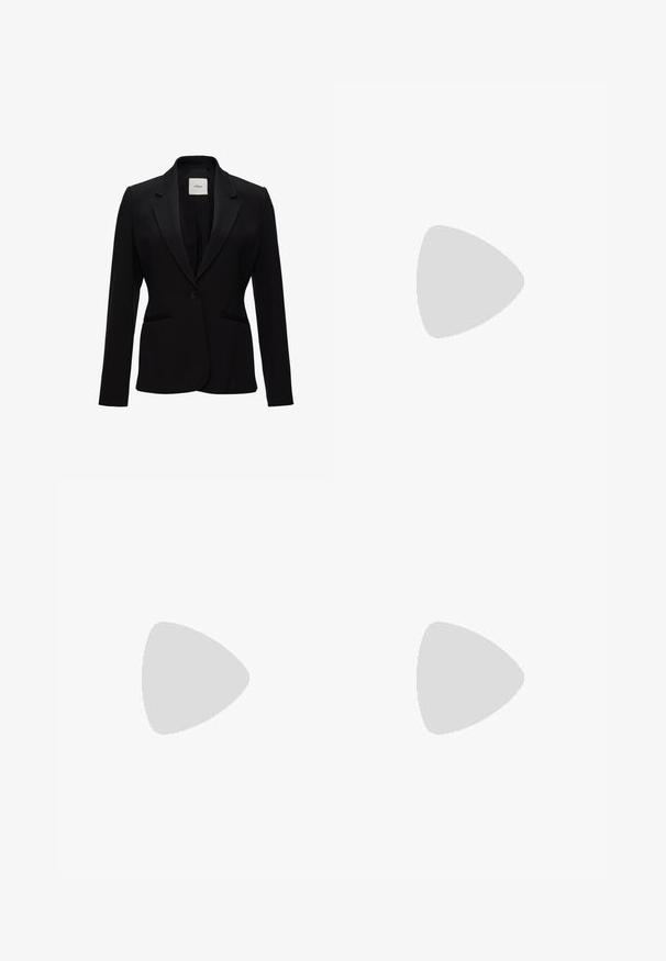 Zwarte blazer van gladde stof, met een geknikte kraag, enkele knoopsluiting en twee vo pockets. Eenvoudig, op maat gemaakt ontwerp.; Zwarte satijnen blouse met lange mouwen, een puntige kraag, een knoopsluiting aan de voorkant en uitlopende manchetten. Heeft een subtiele glans en ronde knoppen.; Zwarte, wijde broek gemaakt van een gladde stof. Voorzien van een elastische tailleband en twee zakken aan de zijkant, met zichtbare stikdetails.; Zwarte leren pennyloafer met lage hak, ronde neus en banddetail op het gladde bovenwerk, getoond in zijaanzicht links.