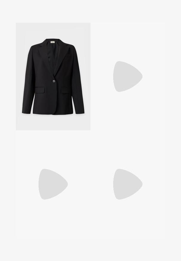 Čierne sako na mieru s jedným gombíkom, vykrojenými klopami, dvoma vreckami s klopou a náprsným vreckom, zobrazené na jednofarebnom pozadí.; AERON ABIGAIL SHIRT - Blúzka so zapínaním na gombíky - silver; Čierne široké nohavice s vysokým pásom, prednými záhybmi, pútkami na opasok a zapínaním na gombík v páse.; Čierna kožená balerína s ostrou špičkou a nízkym štvorcovým podpätkom. Hladká textúra, minimalistický dizajn, bez viditeľných kovových prvkov alebo vzorov.