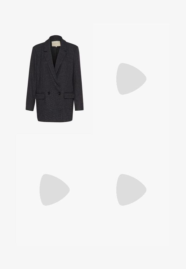 Blazer de doble botonadura en tejido texturizado gris oscuro, con cuello con muescas, dos bolsillos delanteros y botones negros.; Top sin mangas de algodón blanco con un escote redondo y tirantes anchos. La tela es suave y ajustada, sin patrones ni adornos visibles.; Pantalones azul marino con rayas verticales blancas, diseño de pierna ancha, tejido suave, presillas para cinturón y una línea planchada en la parte delantera para un aspecto ajustado.; Zapatilla deportiva de cuero negro con tres rayas plateadas, punta texturizada y suela de goma. Cuenta con un collar acolchado y un diseño con cordones.