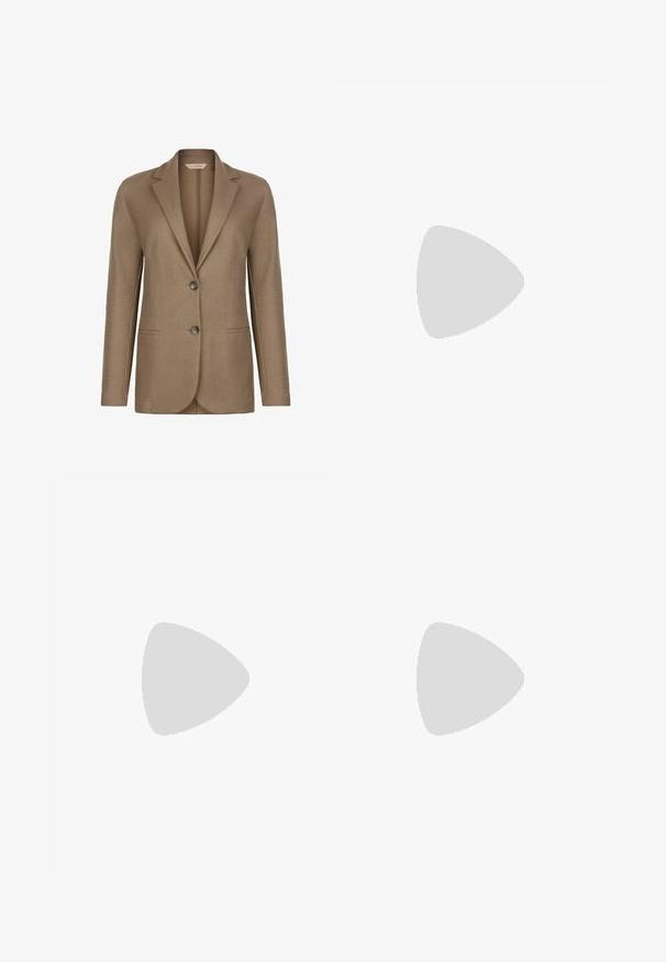 Blazer marron clair ajusté avec deux boutons, revers crantés, manches longues et poches fendues à l'avant.; MARCIANO BY GUESS Chemisier - creme; Pantalons beige ajustés à jambe droite, dotés d'un devant plissé, de passants de ceinture et de détails de surfilage subtils. Tissu lisse et léger.; Escarpin à bout pointu en cuir nude avec un talon fin et une texture lisse ; présente un design discret et de subtils éléments en métal doré.