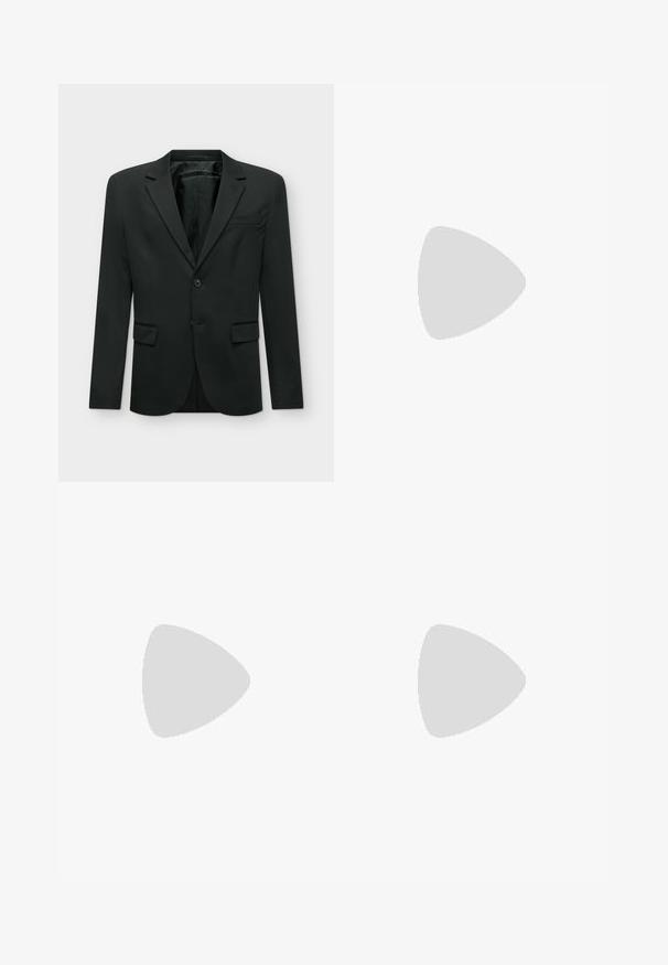 Blazer preto de um só peito com lapelas de entalhe, dois bolsos frontais com aba, um bolso no peito e dois botões na frente.; Camisa branca de mangas longas com botões, feita de um tecido liso. Apresenta um colarinho clássico, botões na frente e punhos com um botão. Design ajustado.; Calças pretas, sob medida, com corte de perna reta, tecido suave, pregas frontais e um único botão de fecho na cintura.; Sapato mocassim masculino em pele preta envernizada com salto baixo, bico arredondado e detalhe de tira sobre o topo, em fundo branco.