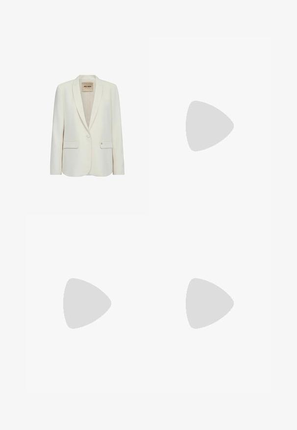 Witte op maat gemaakte blazer met notch-lapels, enkele knoopsluiting, twee voorzakken en subtiele pipingdetails op de randen. Glad stoftextuur.; Ribbelige, mouwloze tanktop in lichtbeige. Beschikt over een ronde halslijn en een getailleerde silhoett met een label aan de onderzijde. Zachte textuur.; Donkerblauwe jeans met rechte pijpen, voorzakken, riemlussen en een knoopsluiting in de taille.; Witte sneakers van textiel leer, met een platformzool, ronde neus en vetersluiting; gecombineerd met lichtgrijze crew-sokken en een spijkerrok.