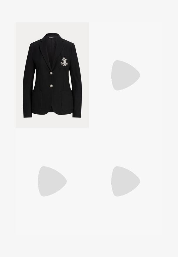 Sort skræddersyet blazer med to sølvknapper, tre forlommer og hvide broderede initialer på venstre brystlomme.; Langærmet sennepsbluse med flæsekrave, forreste faldende flæser, bindebånd i halsen og elastiske flæsemanchetter.; Marineblå blyantskjørt med bredt sort linning og stor guldbøjle, med en syning foran og en subtil frontslids.; Bordeaux ruskindpumpe med spids tå, lille hæl og en knytta sløjfe accentueret på vampsiden; glat tekstur og strømlinet design.