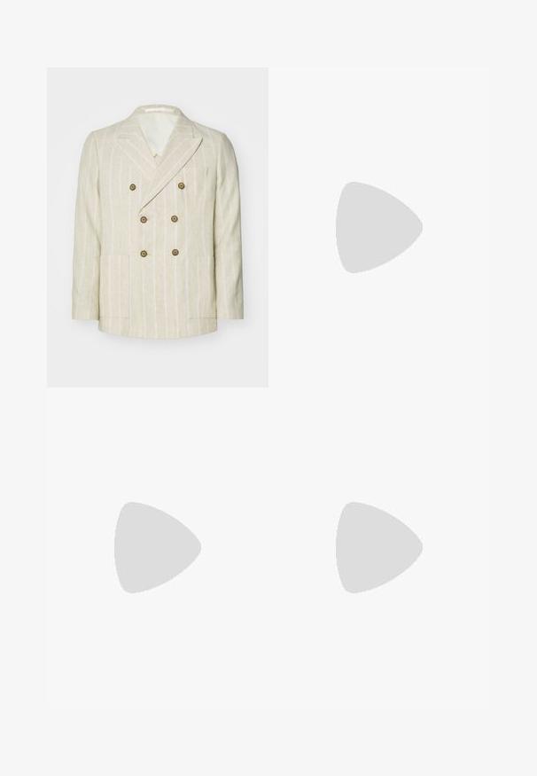 Jack & Jones PREMIUM JPRCHRISTIAN - Blazerjasje - beige; Witte korte mouwen shirt van linnen, met een button-down kraag, een borstzak en subtiele stikaccenten.; Licht olijfgroene katoenen broek met een achterzak, voorzien van een knoopsluiting en een klein merkembleem dat boven de zak is gestikt.; Voeten met beige sneakers met bruine zolen en zwarte wijde broekspijpen op een witte achtergrond.