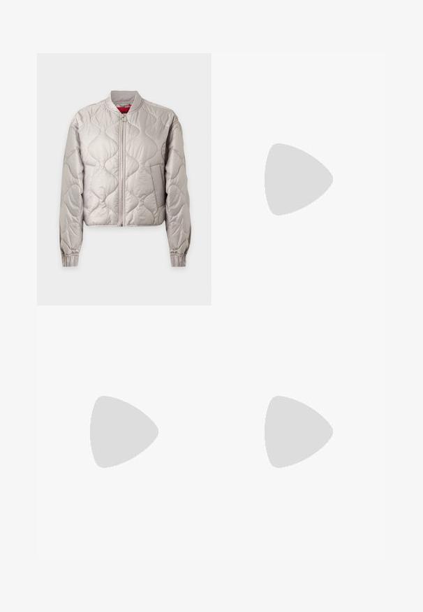Veste bomber matelassée gris clair avec fermeture éclair à l'avant, poignets élastiques et col montant, présentée sur un fond uni.; Pull gris clair avec un design en tricot texturé, doté d'un col rond et de manches longues. Motif tricoté détaillé à l'ourlet.; Jean en denim bleu foncé taille haute avec jambes évasées, fermeture à bouton à l'avant, passants de ceinture, poches avant et arrière.; Chaussure plate en cuir verni bordeaux avec un bout pointu et une sangle décorative sur le cou-de-pied. Présente un petit talon noir.