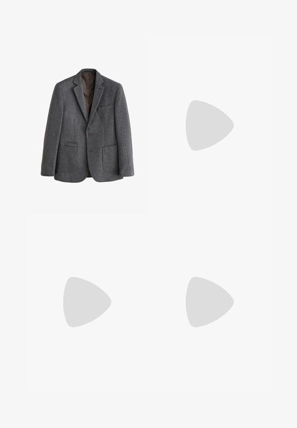 Ein-Knopf grauer Fischgrät-Wollblazer mit Stegkragen, drei Vordertaschen und dunkelbraunem Innenfutter.; Weißes Hemd mit langen Ärmeln, Knopfverschluss und spitzem Kragen, mit einer einzelnen Tasche und einem dezent strukturierten Stoff. Mit Button-Manschetten und geradem Saum.; Graue Wollmischungshosen mit einer gesprenkelten Textur. Mit spitzem Bund, Knopfverschluss und navyblauer Innenauskleidung.; Schwarzer Herrn Oxford Lederschuh mit geschlossener Schnürung, Kappzehe und niedrigem Absatz, seitlich auf weißem Hintergrund abgebildet.