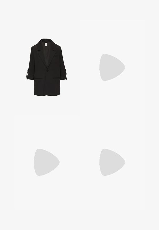 Zwarte blazer met een geknipt kraag, enkele knoopsluiting en korte mouwen. Voorzien van twee frontzakken en opgerolde tabdetails op de mouwen.; Zwarte ribbelgebreide midi-jurk met een vierkante halslijn, een aansluitende silhouette en een zijsplit. Het materiaal heeft een soepele textuur. Eenvoudig ontwerp.; Zwarte leren sandalen met een slanke hak, een minimalistisch riemontwerp en een gouden accentgesp op de enkelriem. Glad oppervlak overal.; Zwarte leren portemonnee met een gouden chain strap, voorzien van een gouden logo aan de voorkant. Minimalistisch ontwerp met een gladde textuur en een slanke vorm.