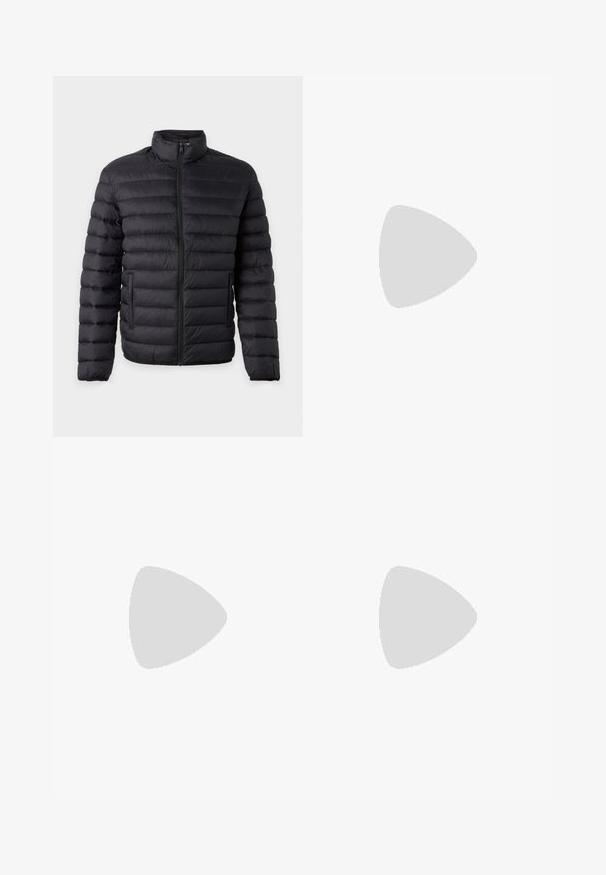 Sort quiltet dynejakke med horisontale syninger, fuld frontlynlås, høj krave og to sidelommer på en ensfarvet baggrund.; Mørkegrøn langærmet polo-sweater med lynlåslukning ved kraven og en lige kant nederst.; Mørkeblå denimjeans med lige ben, fem lommer, knaplukning og kontrastsyninger.; Sort lædersneaker med hvide striber, tekstureret gummisål og snørrebånd foran. Har et brandet mærke på tungen.
