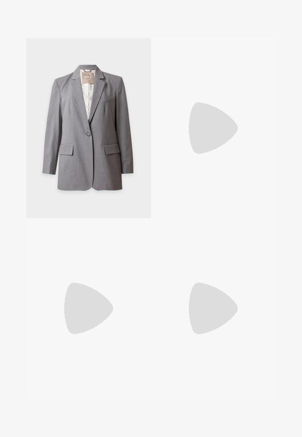 Skræddersyet lysegrå blazer med enkelt knap, indsnit og klaplommer, vist på en ensfarvet hvid baggrund.; Hvid satin camisole med en draperet udskæring, tynde justerbare stropper og en lige afslutning. Mærket "ANNA FIELD" er synligt indeni.; Grå viddebukser i tekstureret stof med højtaljet pasform og forreste læg. Designet har en glat linning uden synlige lukninger.; Beige læder loafers med en jævn tekstur, der har et forhøjet bånd over forgabreren og en lav, flad gummisål.
